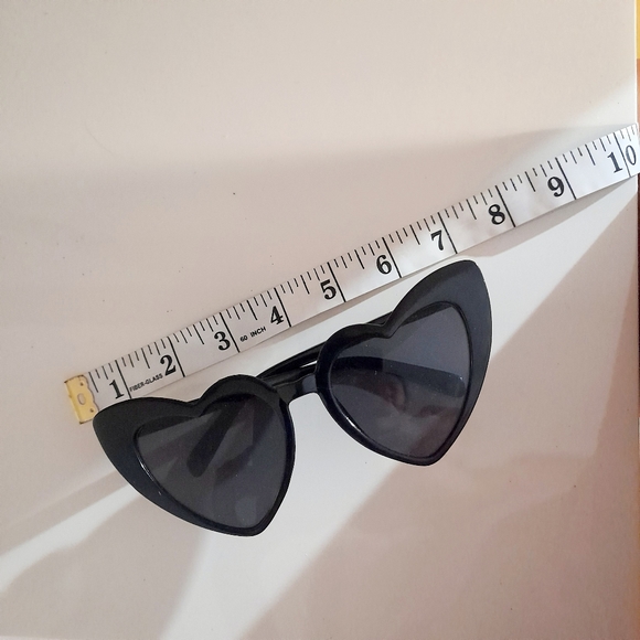 ● Heart Shaped Frame Sunglasses - Picture 7 of 14
